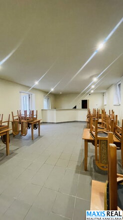 NA PREDAJ: Novozrekonštruovaná 2 podlažná budova s 9 bytovými jednotkami v centre obce Šelpice 