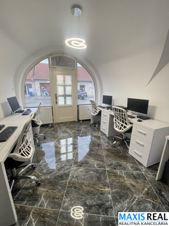 NA PRENÁJOM : Zdieľaná  kancelária 1 stôl za 125,-EUR v centre mesta.