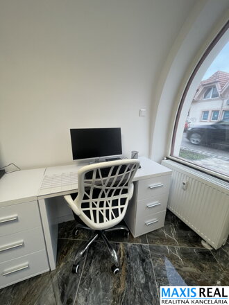 NA PRENÁJOM : Zdieľaná  kancelária 1 stôl za 125,-EUR v centre mesta.