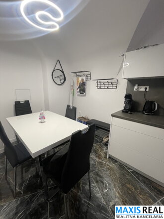 NA PRENÁJOM : Zdieľaná  kancelária 1 stôl za 125,-EUR v centre mesta.
