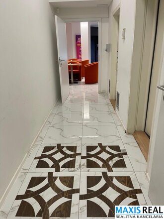 NA PRENÁJOM : Obchodný priestor v centre Smoleníc (bývalá cukráreň)