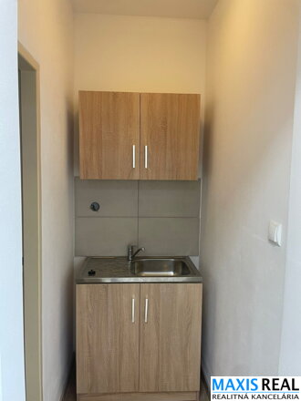 NA PRENÁJOM: Kancelársky priestor na pešej zóne v Trnave s výmerou 30m2 s WC