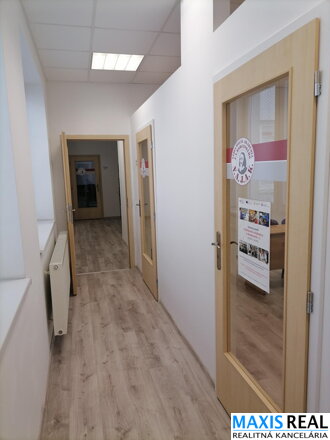 NA PRENÁJOM: Reprezentatívne priestory – školiace stredisko na pešej zóne v Trnave s výmerou 178m2 