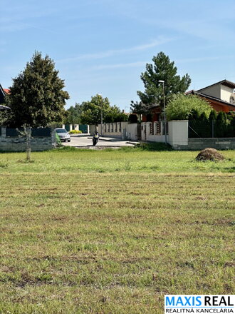 TOP NA PREDAJ: Pozemok s budúcou výstavbou prístupovej komunikácie a IS v obci Pavlice
