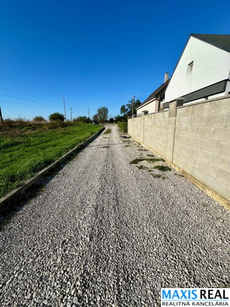 NA PREDAJ: Stavebný pozemok na rodinný dom v obci Šúrovce – pozemok 643m2